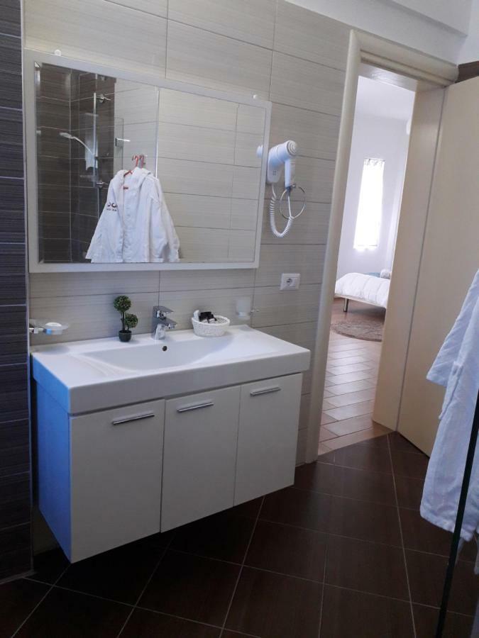 Aler Holiday Inn Sarandë Pokoj fotografie