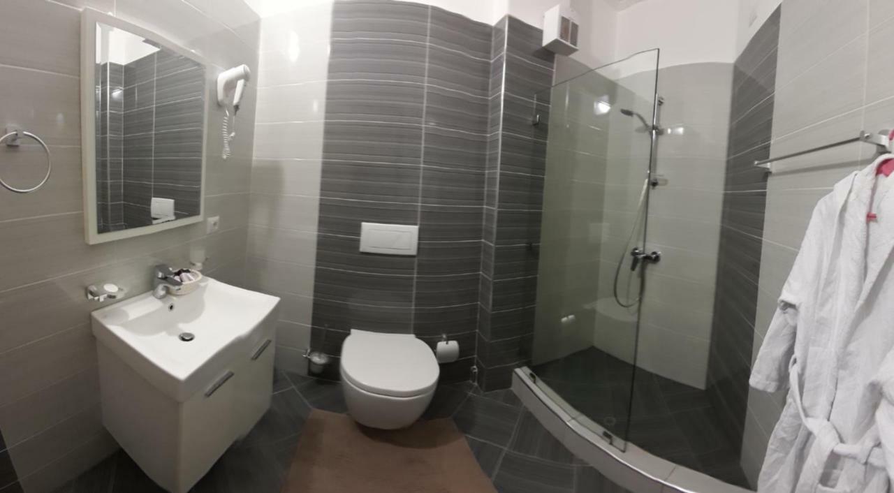 Aler Holiday Inn Sarandë Pokoj fotografie