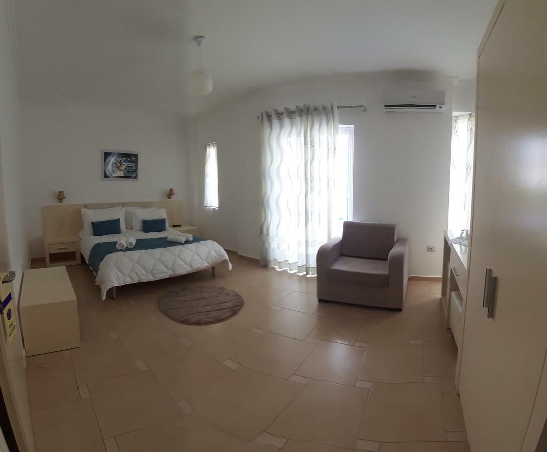 Aler Holiday Inn Sarandë Pokoj fotografie