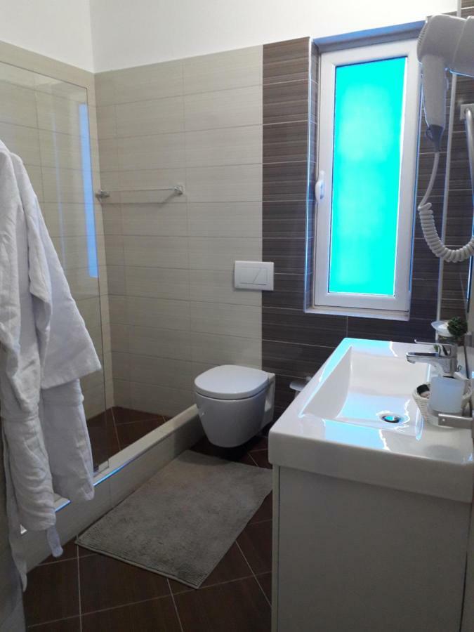Aler Holiday Inn Sarandë Pokoj fotografie