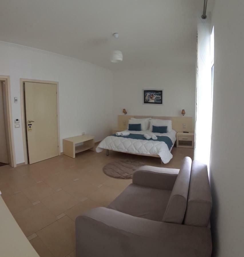 Aler Holiday Inn Sarandë Pokoj fotografie