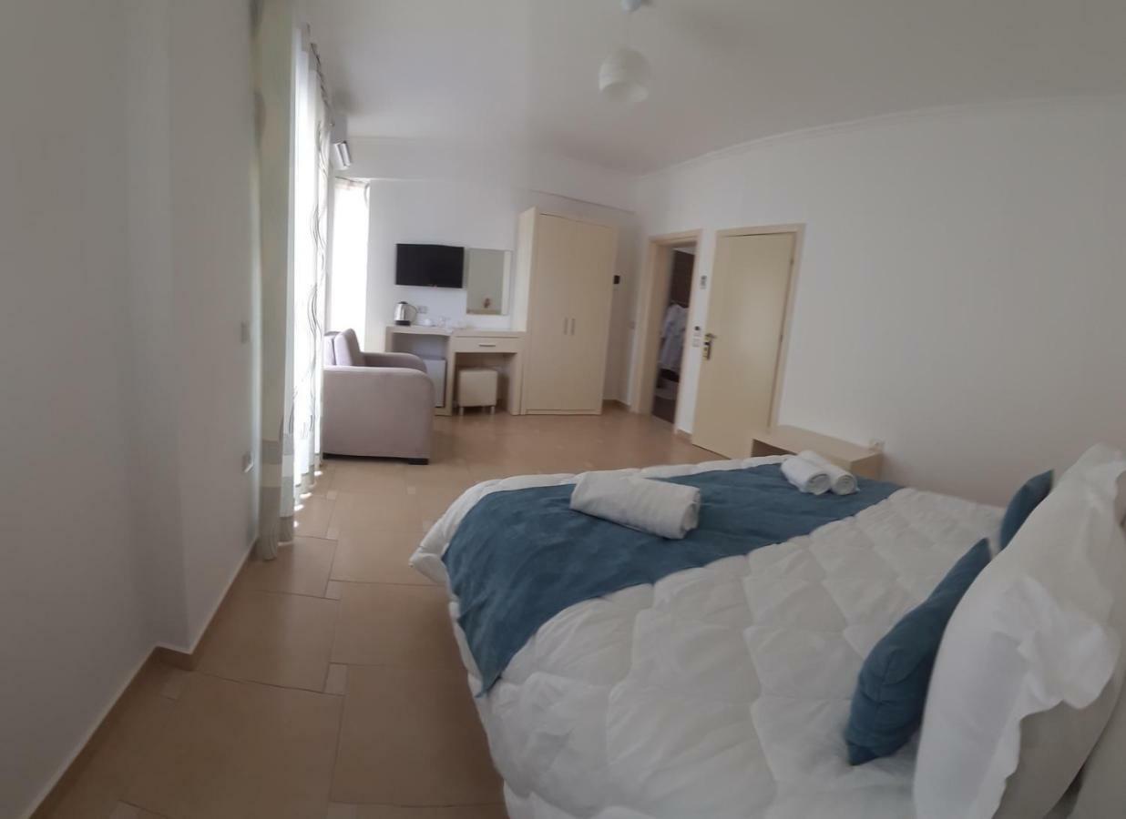 Aler Holiday Inn Sarandë Pokoj fotografie